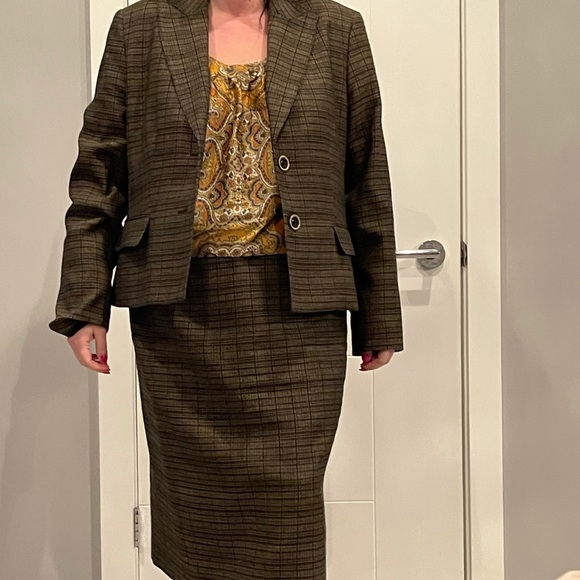 Suit with Blouse - Picture 2 of 4